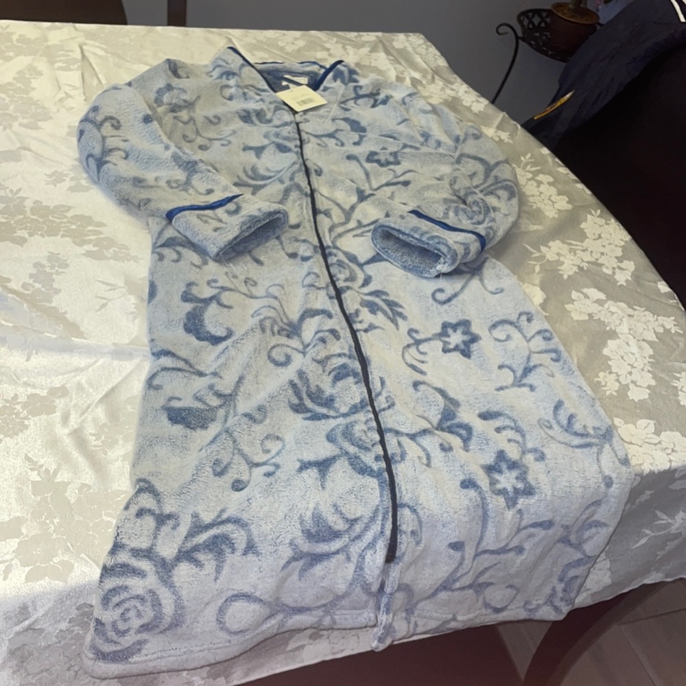 Robe zip up blue pasley NWT woman size large